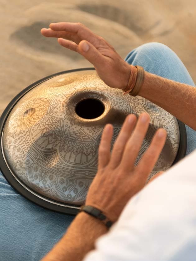 Nuanu-Podcast Mann klopt mit seinen Händen auf ein Instrument